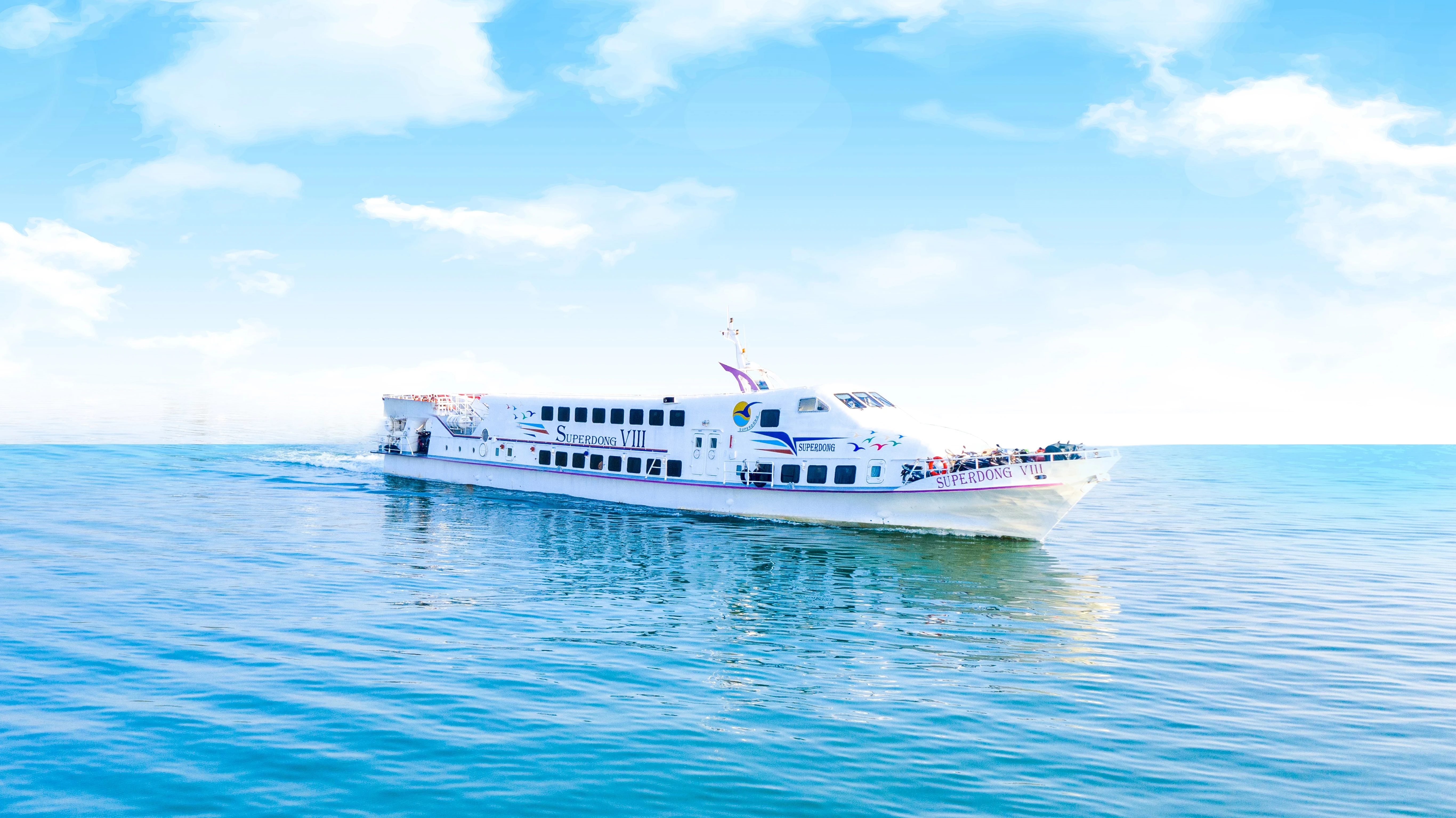 Tàu Superdong chạy trên biển